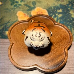 Pottery yawning tiger tea pet